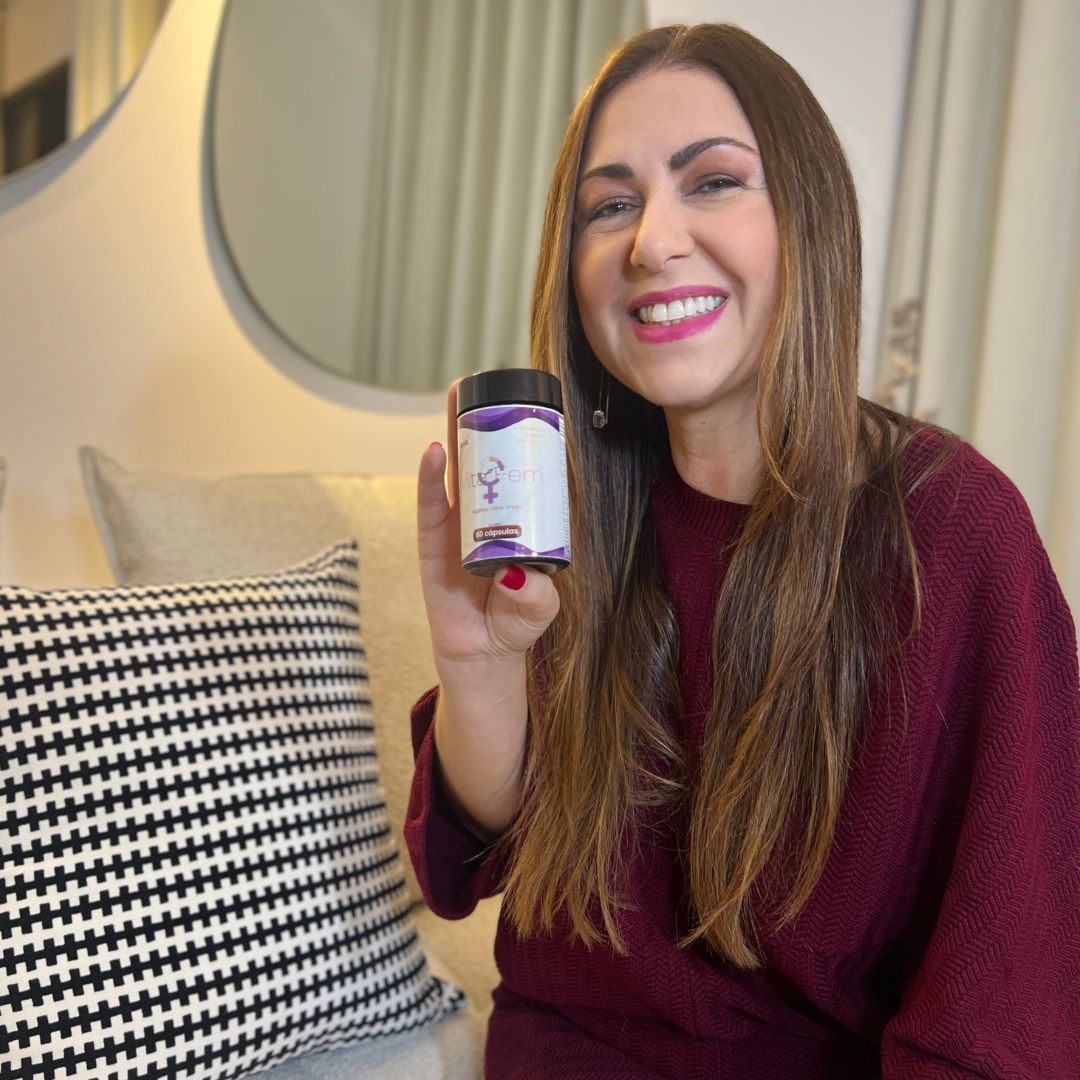 Mulher sorrindo, emanando vitalidade, com o produto VitaFem.
